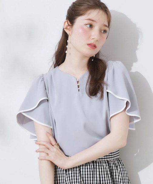 【洗える・通勤】Vネックパール調フレアブラウス