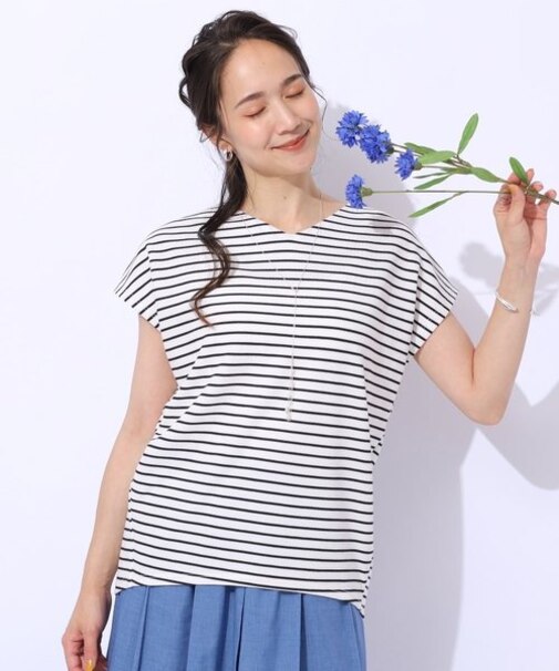 上品な女性らしさを演出　すっきり魅せるVネックトップス