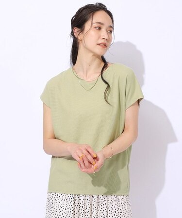 上品な女性らしさを演出　すっきり魅せるVネックトップス