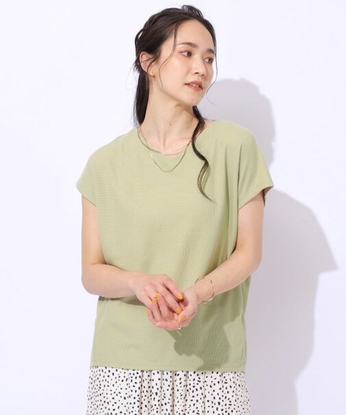 上品な女性らしさを演出　すっきり魅せるVネックトップス