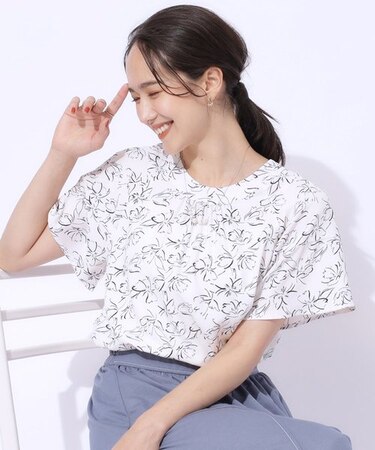 ◆【高レビュー/無理せずキレイ】線画フラワーが目を惹く フェミニンブラウス