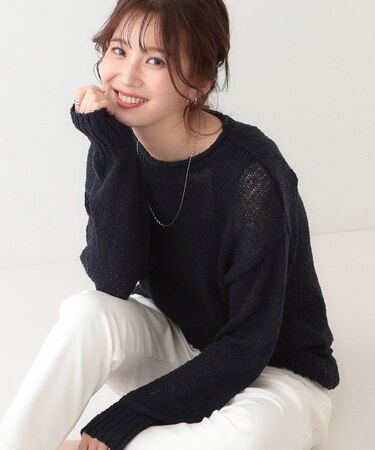 さりげない凹凸感で表情豊か。ロールネックニット