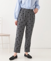 【S-LL】華やかさ引き立つ フロッキードット柄 テーパードパンツ