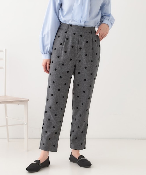 【S-LL】華やかさ引き立つ フロッキードット柄 テーパードパンツ