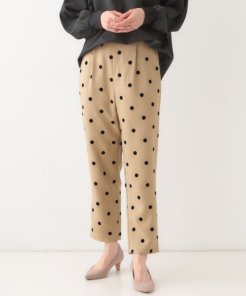 【S-LL】華やかさ引き立つ フロッキードット柄 テーパードパンツ