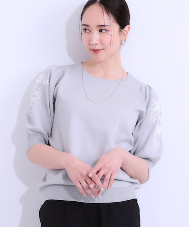 【S-LL】お袖刺繍がアクセント ラウンドネックニット
