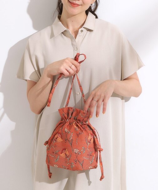 ころんとしたフォルムが魅力 ラタプリント 巾着ショルダーバッグ