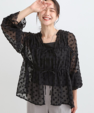 華やかにさをプラスする シアードビー シャーリングブラウス