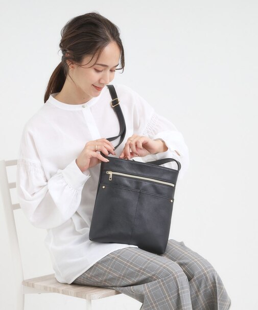 ボディフィットアオリショルダーバッグ