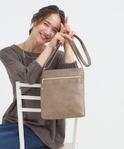 ボディフィットアオリショルダーバッグ