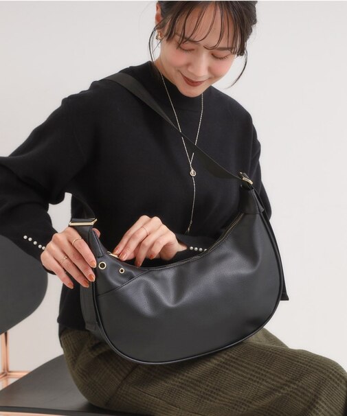 ハトメハーフムーンショルダーバッグ