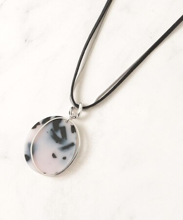 スエード紐&スネークモチーフネックレス