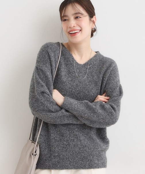 ふわふわVネックニット