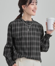 ギャザーネックが女性らしさをプラスする ハイネックブラウス
