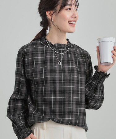 ギャザーネックが女性らしさをプラスする ハイネックブラウス