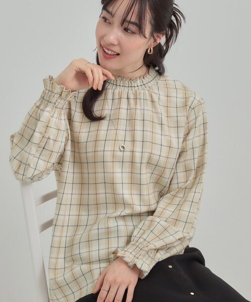 ギャザーネックがスタイリングのアクセントに ハイネックブラウス