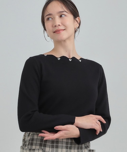 スカラップネックが上品 ビジューニット