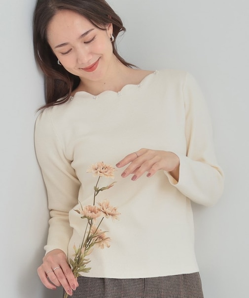 スカラップネックが上品 ビジューニット