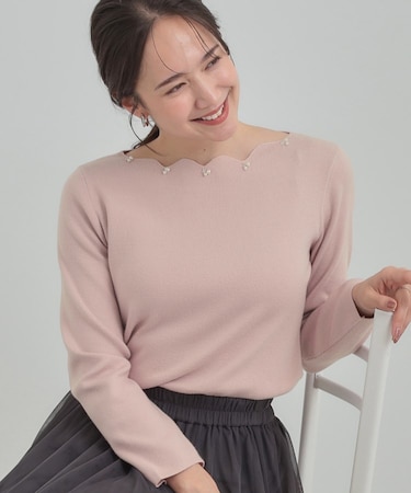 スカラップネックが上品 ビジューニット