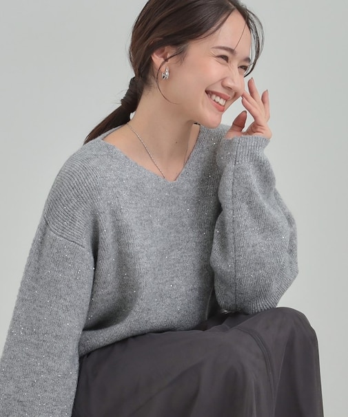 普段のコーデを華やかに スパンコールニット