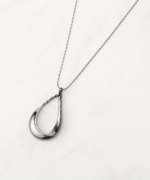 フェイクスエードドロップネックレス