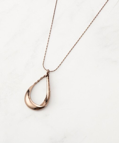 フェイクスエードドロップネックレス