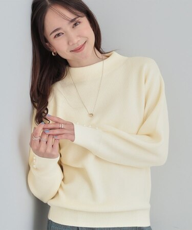 【洗濯機可/毛玉になりにくい】お袖パールで上品な ハイネックニット