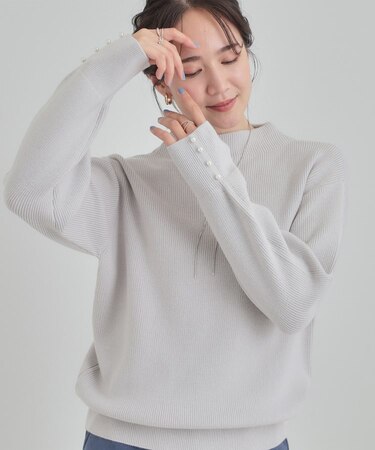 【洗濯機可/毛玉になりにくい】お袖パールで上品な ハイネックニット