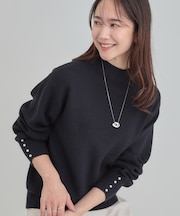 【洗濯機可/毛玉になりにくい】お袖パールで上品な ハイネックニット