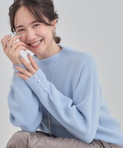 【洗濯機可/毛玉になりにくい】お袖パールで上品な ハイネックニット