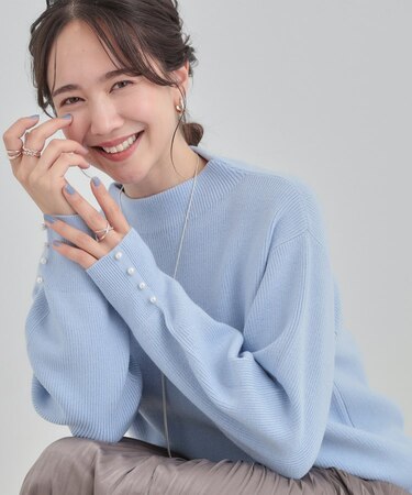 【洗濯機可/毛玉になりにくい】お袖パールで上品な ハイネックニット