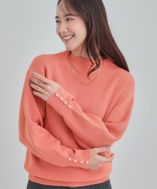 【洗濯機可/毛玉になりにくい】お袖パールで上品な ハイネックニット