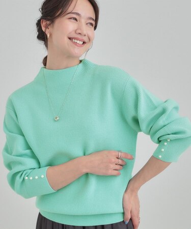 【洗濯機可/毛玉になりにくい】お袖パールで上品な ハイネックニット