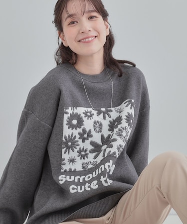 【体型カバー】ちくちくしにくい お花ロゴジャカードスウェットライクニット