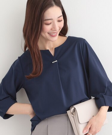 【多機能】パール調付きカットブラウス