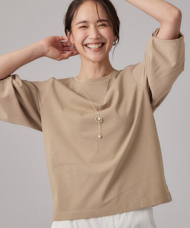 Tシャツ以上ブラウス未満 ツイストスリーブの上品トップス