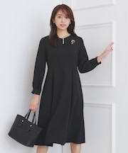 ＜通勤・セレモニー対応＞キーネックパール調フレアワンピース【洗濯機洗い可/イージーアイロン】