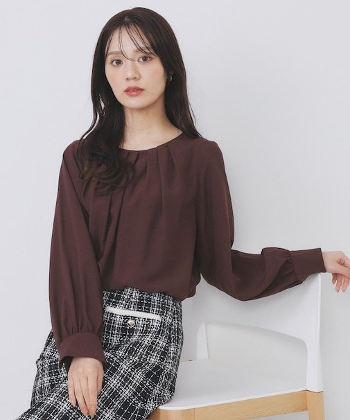 クルーネックタックブラウス【洗濯機OK/防シワ/イージーアイロン】