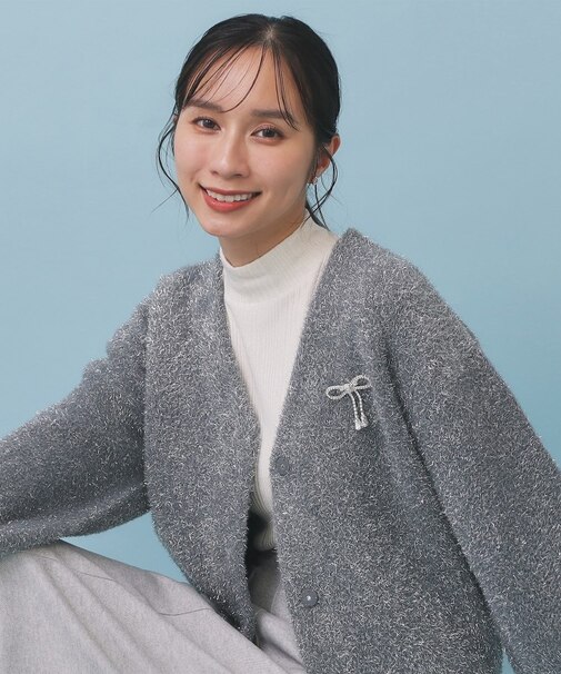 リボンブローチフィルムラメフェザーカーディガン【洗濯機OK】