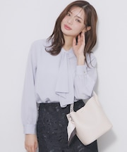 アシンメトリーボウタイブラウス【洗濯機OK/イージーアイロン/防シワ】《XS~LL》