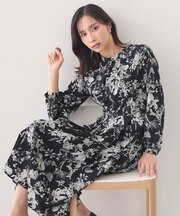 フラワーハイネックタックワンピース【洗濯機OK／イージーアイロン／防シワ】