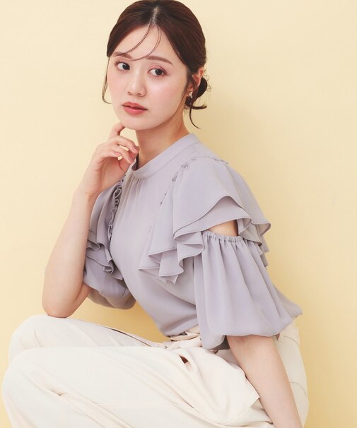 スリットフリルバルーンスリーブブラウス【洗濯機OK／イージーアイロン／防シワ】
