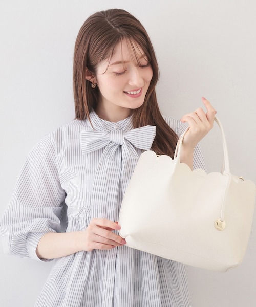 【新品 未使用】メタモルフォーゼ プレート付スカラップバッグ（オフホワイト色） 軽量/2WAY】合皮スカラップデザインミドルトートバッグ｜インデックス
