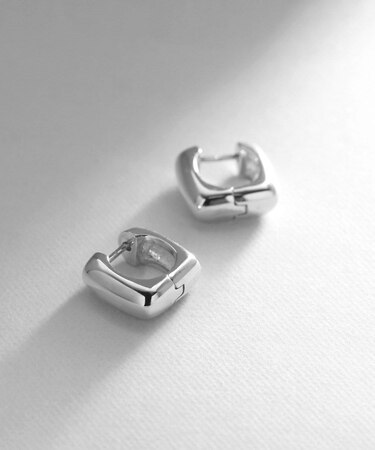 シルバー ハギーフープ スクエアピアス