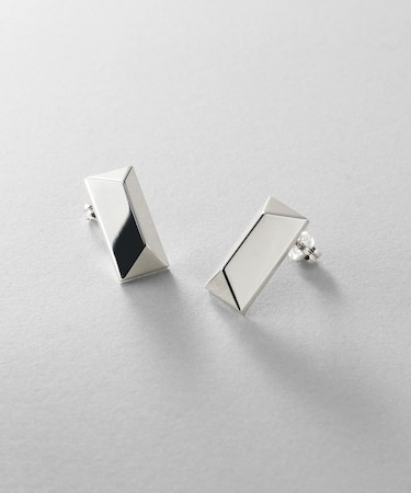 シルバー ロングピラミッド スタッドピアス