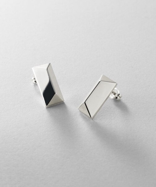 シルバー ロングピラミッド スタッドピアス
