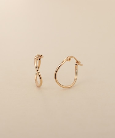 K10ウェーブフープピアス