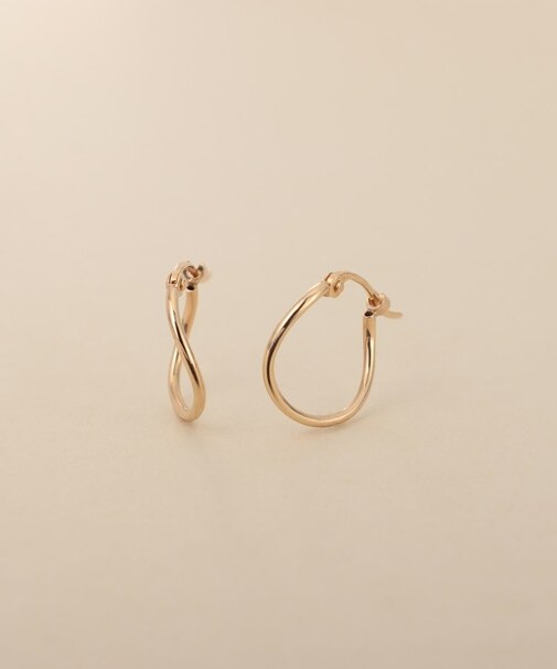 K10ウェーブフープピアス