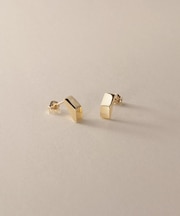 K10中空トライアングルシェイプ スタッドピアス