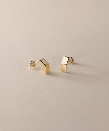 K10中空トライアングルシェイプ スタッドピアス